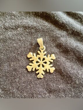 Snowflake Pendant Necklace - Women jewelry.  (925 silver)